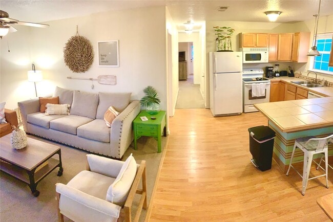 Building Photo - 215 Pompano Ln