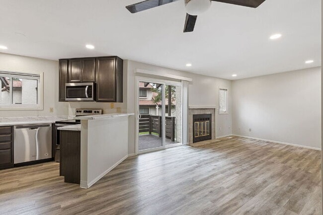Building Photo - Conveniently Located Townhome with Garage ...