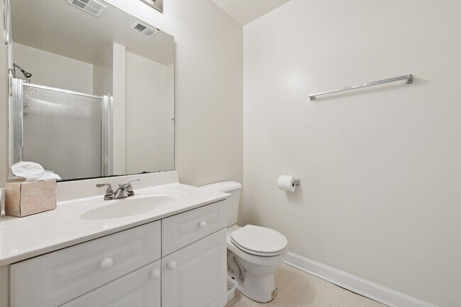 Building Photo - 1 Bedroom + 1 Full Bathroom Available at 3...