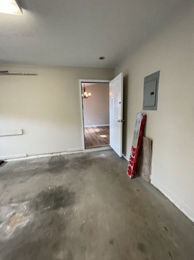 Building Photo - South Knoxville, 2 bedroom condo, 2 car garage Text or Call Debra Johnson 865-591-8281