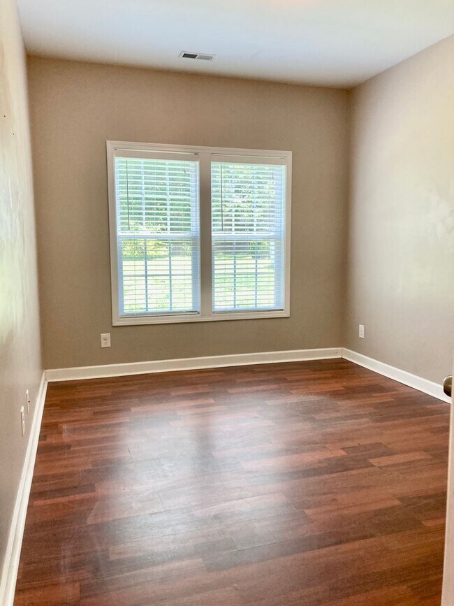 Building Photo - 5 Bedroom 3 Bath Hubert Home for Rent