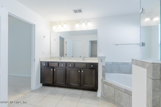 Building Photo - 95241 Tanglewood Dr