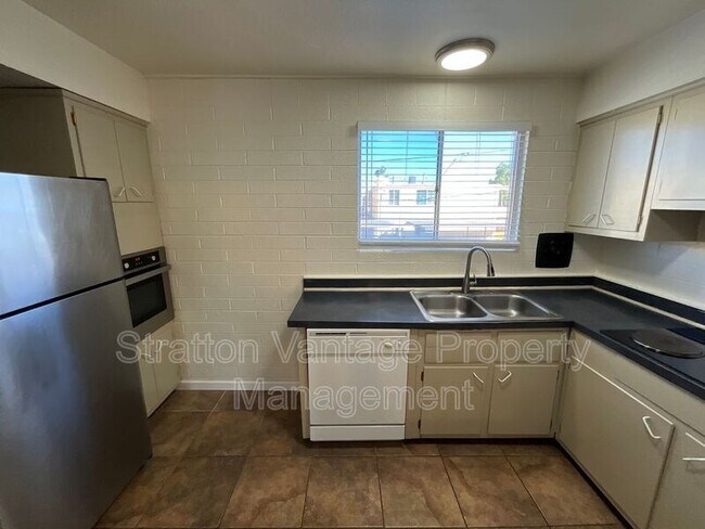 Building Photo - 6936 E 4th St