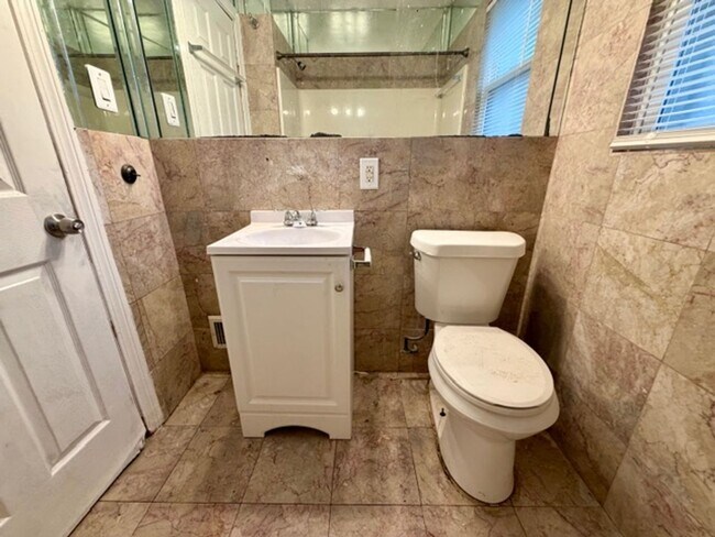 Building Photo - 2 Bedroom 1 Bath House For Lease