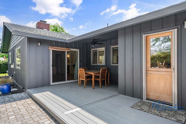 Building Photo - Modernized Spacious 3 Bedroom Home with Lush Outdoor Living in the Heart of Ashland