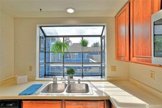 Building Photo - Spacious 2-Bed, 2-Bath Condo in Prime Ever...
