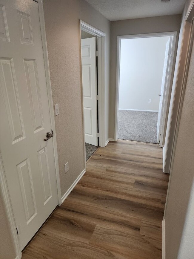 Building Photo - Upper Unit 3 Bedroom Condo with 1 Car Garage
