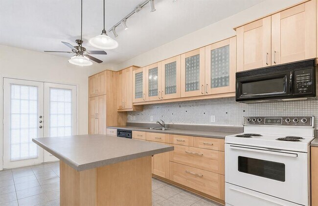 Building Photo - 2216 San Gabriel St