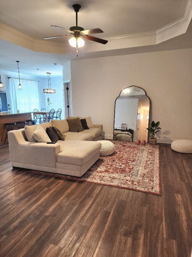 Building Photo - Discover Fine Living in this Captivating 3 Bed/2 Bath Home!