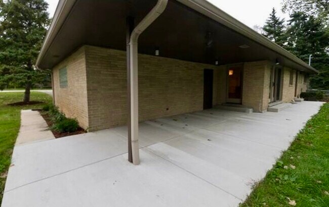 Building Photo - 11 Woodridge Dr