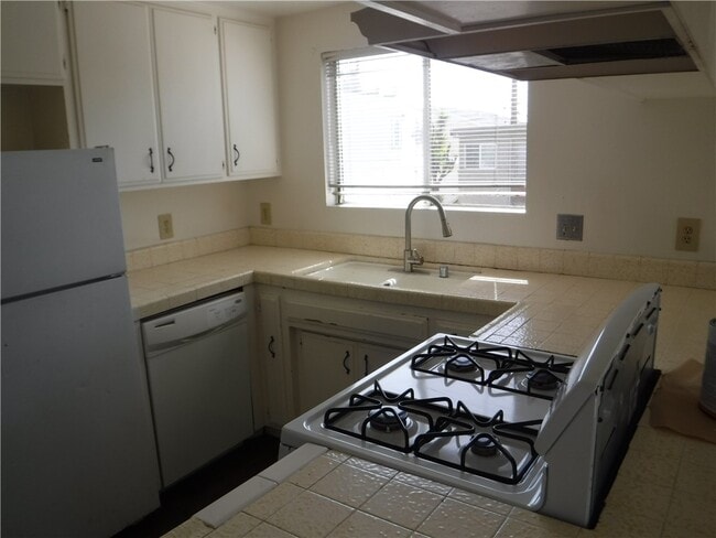 Building Photo - 500 Poinsettia Ave