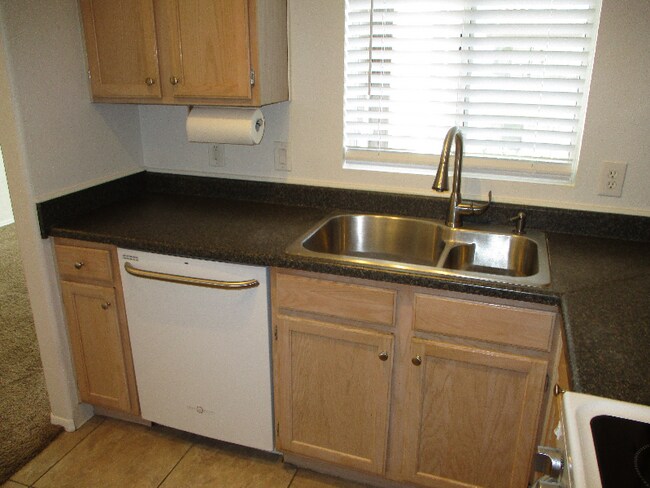 Building Photo - 1825 W Ray Rd