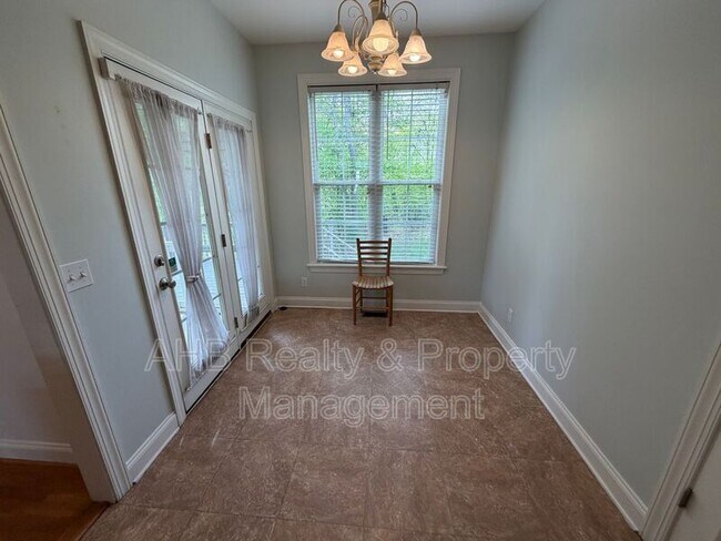 Building Photo - 713 Trail's End Dr