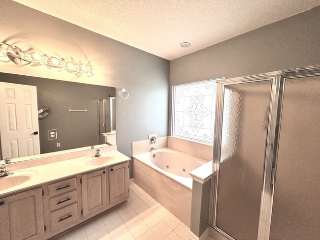 Building Photo - Spacious 3BR/2BA home in the highly desire...