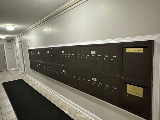 Building Photo - Spacious One Bedroom Condo In the Heart of Dupont - 17th/New Hampshire.