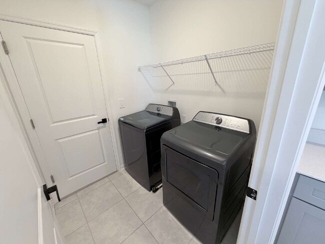Building Photo - Available for Rent 5 spacious bedrooms and 2.5 bathrooms