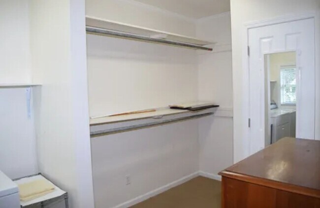 Building Photo - Charming, Partially Furnished Cottage-Style Home Near Catawba Hospital – Available Now!
