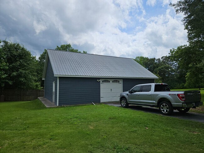 Building Photo - Spacious Hiram House on 1.37 Acres
