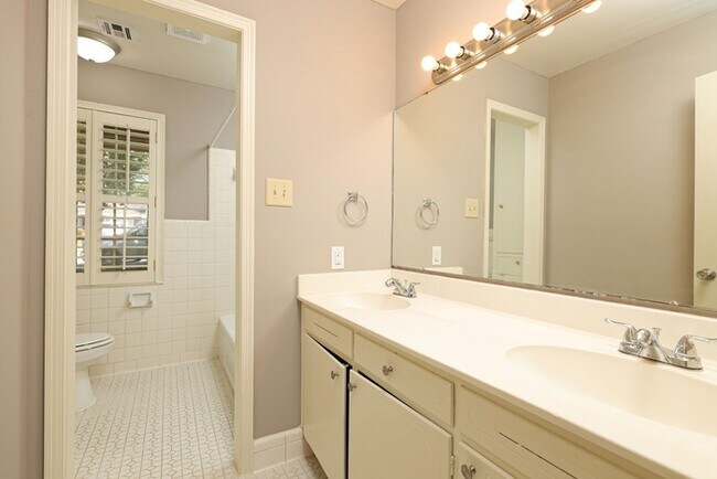 Building Photo - 620 Sandhurst Dr