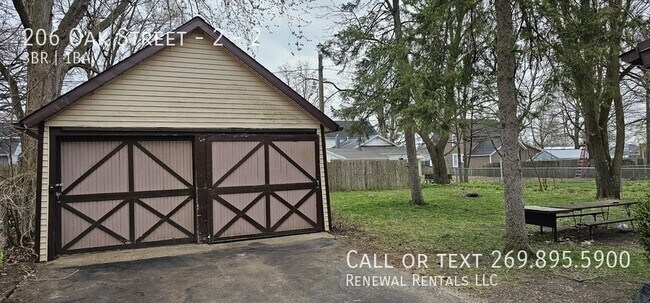 Building Photo - 206 Oak St