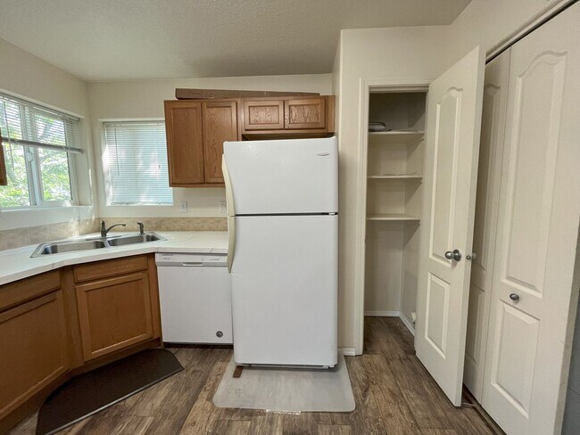 Building Photo - Bright 2-Bedroom Condo with Laminate Floor...