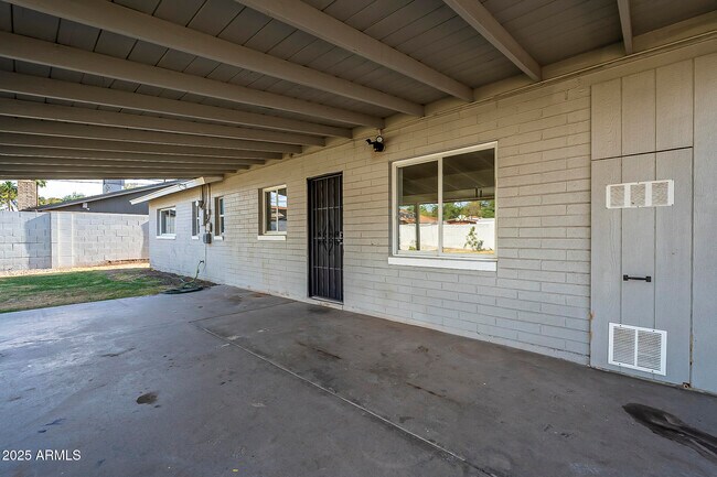 Building Photo - 481 N Sunset Dr