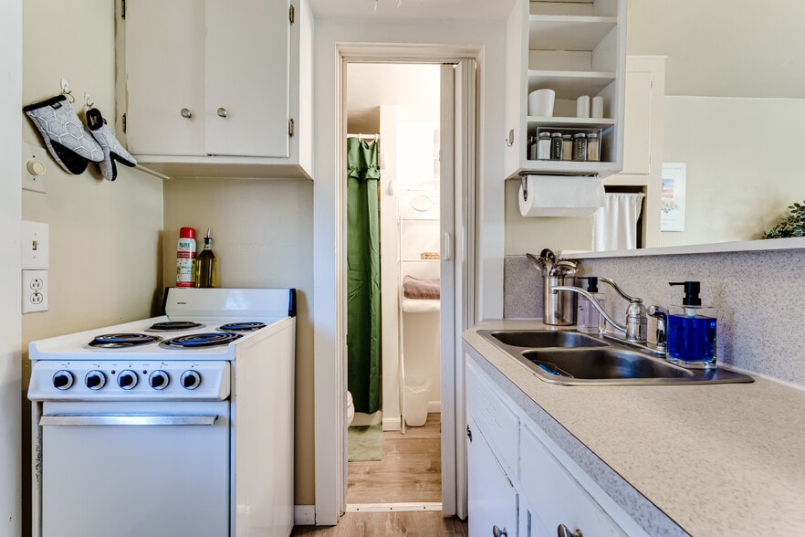 Building Photo - 729 E 18th Aly