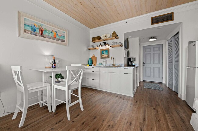 Building Photo - 214 Miracle Strip Pkwy SW