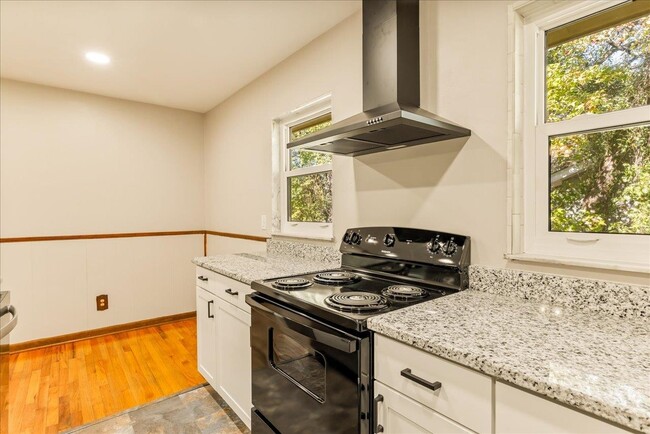 Building Photo - 1807 Ivan Dr