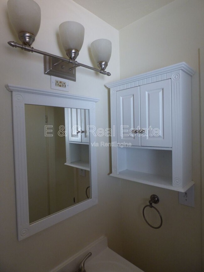 Building Photo - 1309 W 7th Pl