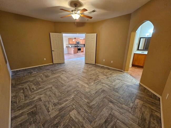 Building Photo - Beautiful Golf Course Area Home with 4 Bed...
