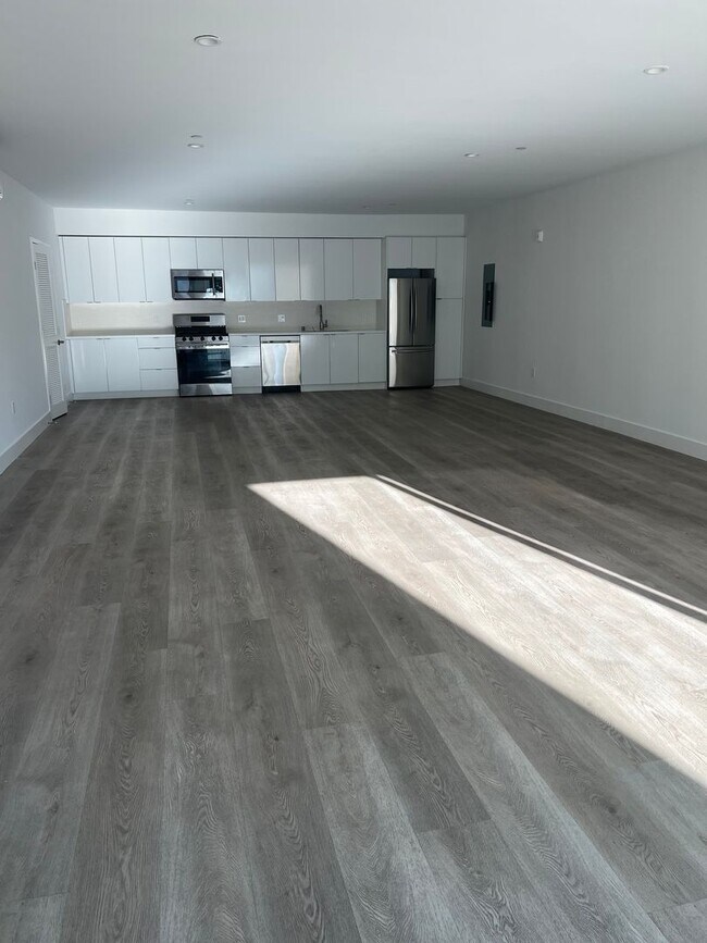 Building Photo - Modern Studio - Available NOW