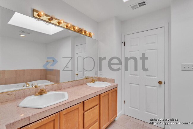 Building Photo - 609 Cambridge St