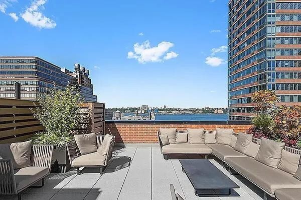 Building Photo - 540 W 28th St