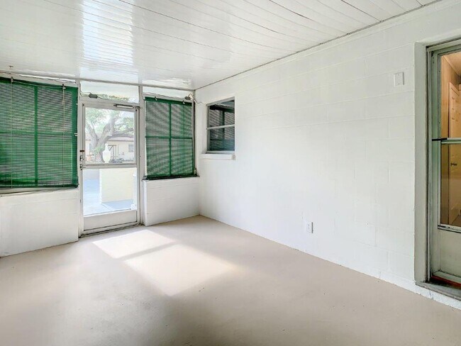 Building Photo - Beautiful 2/2 ~1000Sq. Ft. with NEW floors...