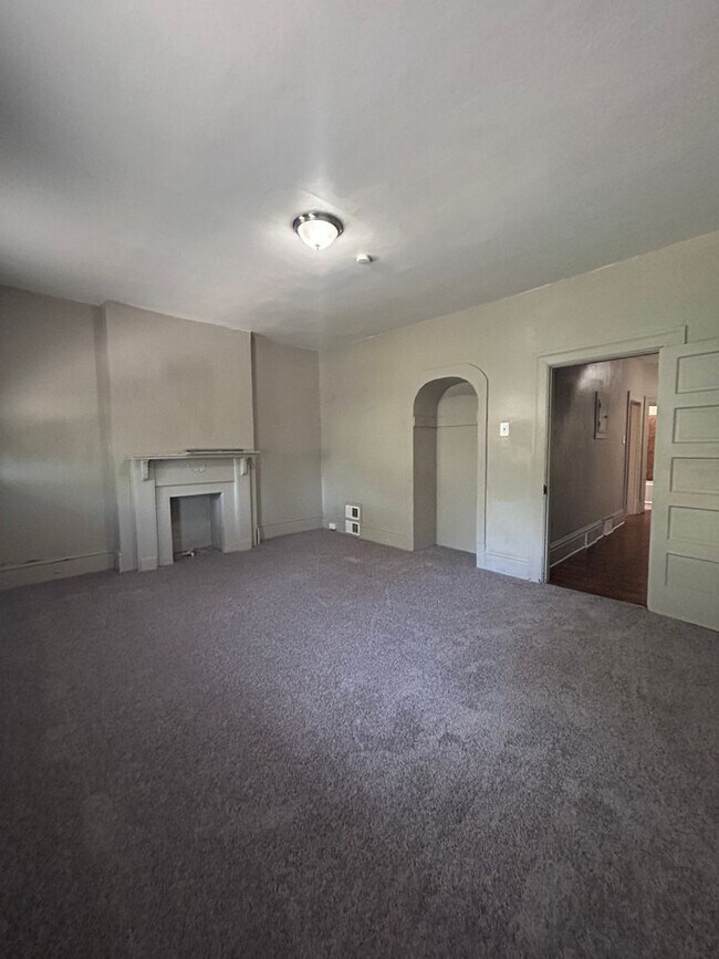 Building Photo - 5 Bedroom 1.5 Bath Home| Brighton Heights ...
