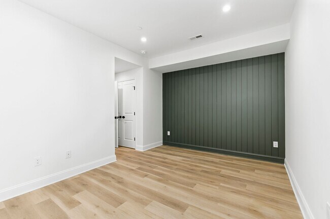 Building Photo - 2926 W Oxford St