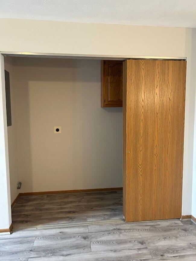 Building Photo - 2 Bedroom, 1 1/2 Bath 1500 sq. ft. Townhom...