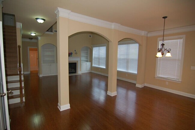 Building Photo - 2145 Manor View