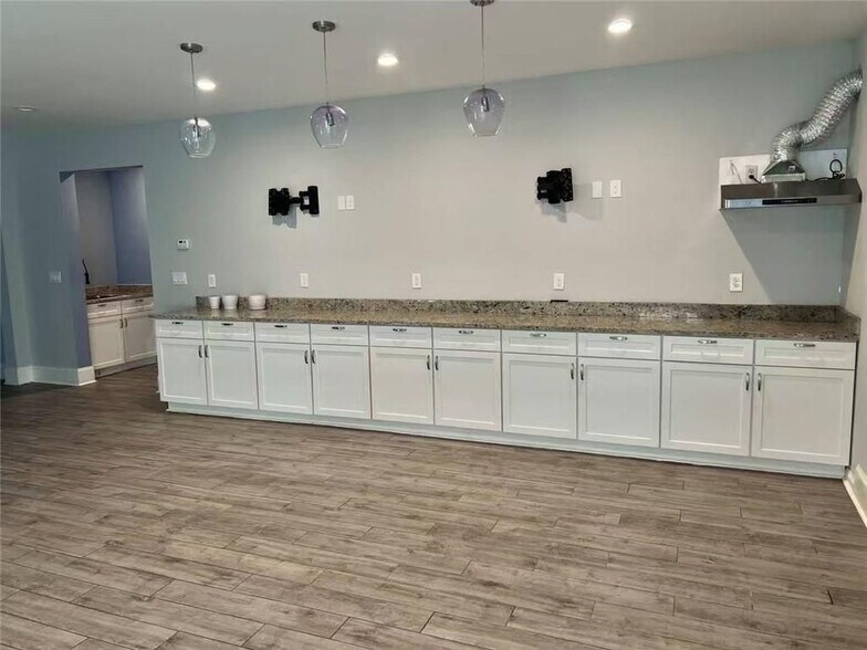 Building Photo - 3816 Chamblee Dunwoody Rd