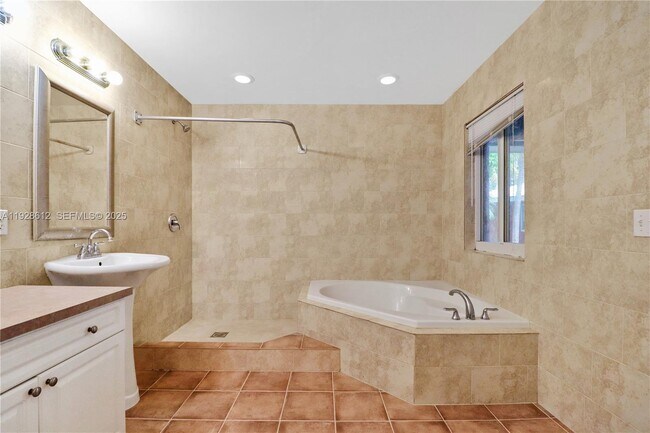 Building Photo - 15735 SW 92nd Ave