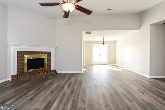 Building Photo - 561 Sunnyhill Dr