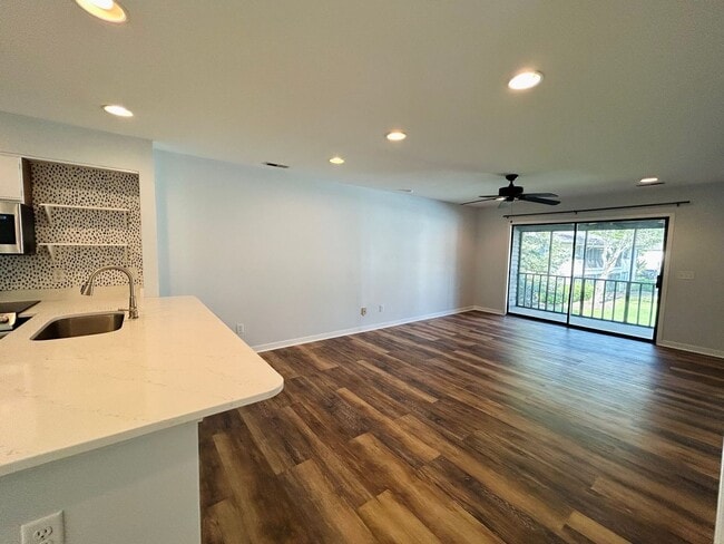 Building Photo - 2BR/2BA Condo close to Wrightsville Beach ...