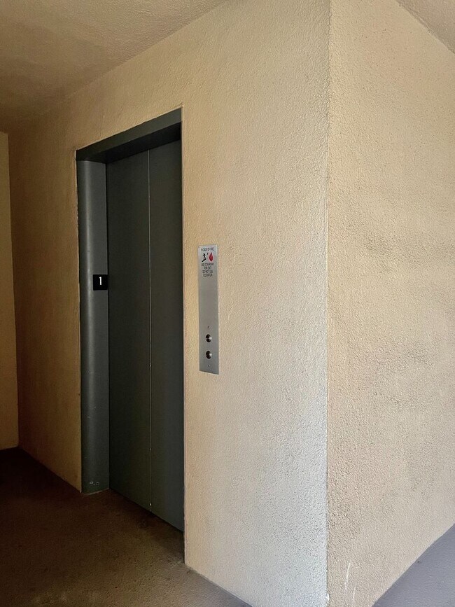 Building Photo - 2 Bedroom, 2 Bath Condo Blocks to the Beach, Pet Friendly, Sunset Views, Parking!