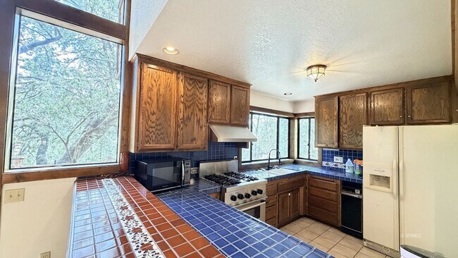 Building Photo - 26720 Robin Dr