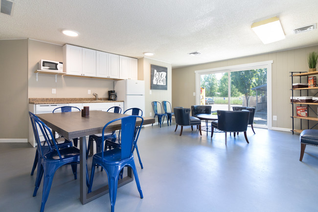 Community Room - Rose Villa Apartments