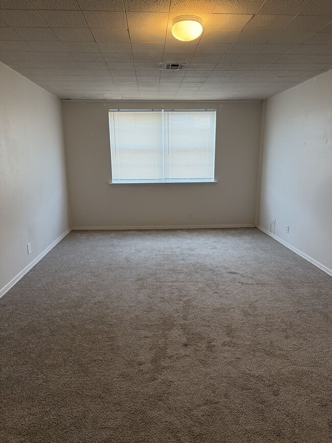 Building Photo - 736 1/2 Massachusetts St