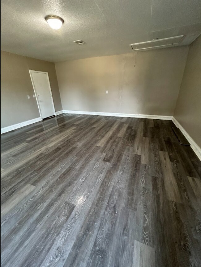 Building Photo - Stunning 4 Bedroom