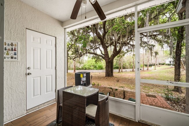 Building Photo - Beautifully Updated 2/2.5 Townhouse in the Heart of Lake Mary