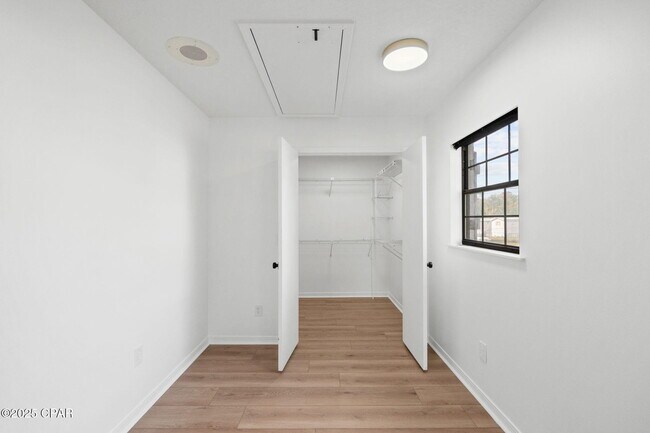 Building Photo - 224 E Lakeshore Dr